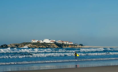 Un surfista en una playa de Peniche (Portugal).