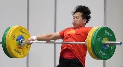 El levantador de pesos surcoreano Park Han-woong levanta una pesa durante un entrenamiento en el Pavellón 5 de Riocentro, en las instalaciones olímpicas de Río de Janeiro (Brasil).