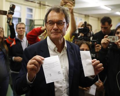 El expresidente de la Generalitat Artur Mas vota ante decenas de medios hoy en el Col·legi Infant Jesús de Barcelona.
