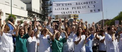 Protesta a las puertas del Hospital Virgen Macarena de Sevilla por los recortes en sanidad.
