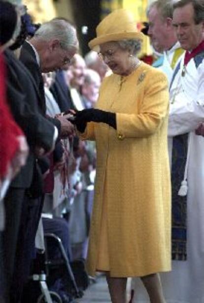 Isabel II entrega la tradicional limosna de Jueves Santo, que consiste en monedas de oro, a los pensionsitas cristianos.