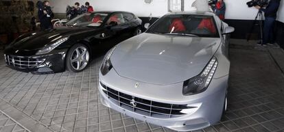 Los dos automóviles Ferrari que fueron obsequiados al Rey Juan Carlos por Emiratos Árabes Unidos hace cuatro años.