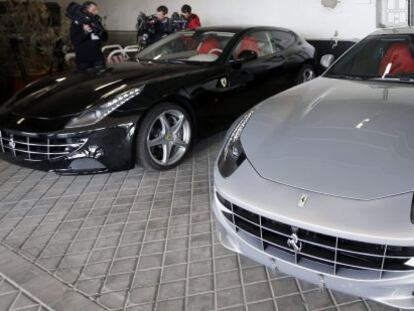 Los dos autom&oacute;viles Ferrari que fueron obsequiados al Rey Juan Carlos por Emiratos &Aacute;rabes Unidos hace cuatro a&ntilde;os. 