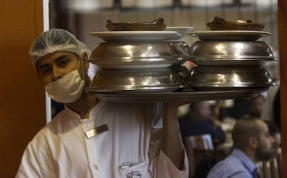 Un trabajador de la hostelería, uno de los sectores en lo que más se paga el salario mínimo.