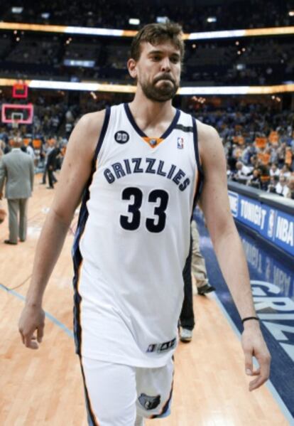 Marc Gasol abandona la cancha tras caer ante los Spurs.