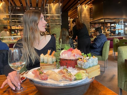 Una cliente, comiendo en el local de Zuma en Madrid, en una imagen cedida por el establecimiento.