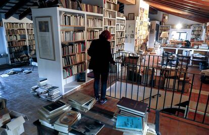 Biblioteca en la andana de la casa de Brines, en Oliva.