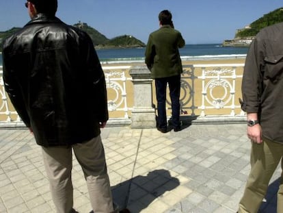 Varios escoltas protegen a un cargo público en el paseo de la Concha de San Sebastián en 2001.