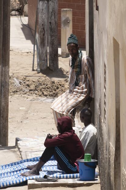 “Después de las fuertes inundaciones que azotaron el barrio en 1994, los vecinos decidimos unir fuerzas. Así nacieron la Asociación de Desarrollo de Diamaguène y la guardería de niños. El agua nos dejó claro que juntos podíamos hacer muchas cosas”, cuenta Coumba Wade, una vecina de Diamaguène. 
