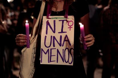 Detalle de una pancarta durante la concentración convocada para este viernes en la Plaza del Ayuntamiento de Valencia por la Coordinadora Feminista tras el repunte de asesinatos machistas y el hallazgo del cuerpo de la pequeña Olivia en la costa canaria.