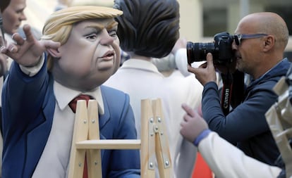 Un hombre fotografía un "ninot" que representa al presidente de los Estados Unidos, Donald Trump, una de las estrellas de este año.