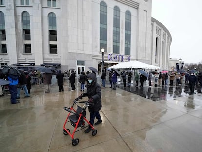 Vecinos del Bronx aguardaban este viernes ante el estadio de los Yankees para vacunarse o conseguir una cita.