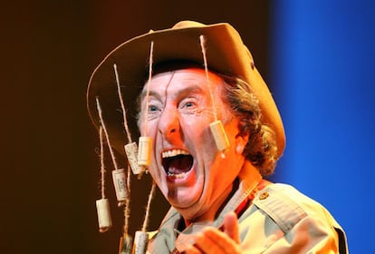 Eric Idle, disfrazado de explorador, en pleno 'show'.