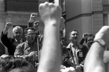 Pepe Álvarez (d), actual secretario general del sindicato UGT, durante la celebración de la fiesta del trabajo el Primero de Mayo en Barcelona, en 1997.