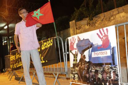 Los activistas marroquíes han colocado nuevos carteles en la frontera de Melilla haciendo escarnio de las policías españolas.