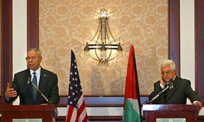 El secretario de Estado de EE UU, Colin Powell (izquierda), y el primer ministro palestino, Abu Mazen, ayer en conferencia de prensa en Jericó.