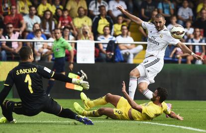 Mateo Musacchio, defensa del Villarreal, logra detener desde el suelo el avancer del jugador del Real Madrid Karim Benzem&aacute;. 