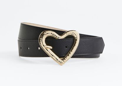 Dale amor a tu estilo con este cinturón de H&M y hebilla de corazón, genial para darle otro aire a tus pantalones vaqueros.

12,99€