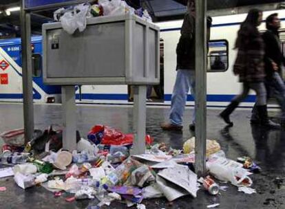 Basura acumulada bajo una papelera en la estación de Príncipe Pío.