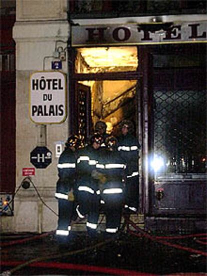 Imagen de la fachada del hotel incendiado esta noche en París.