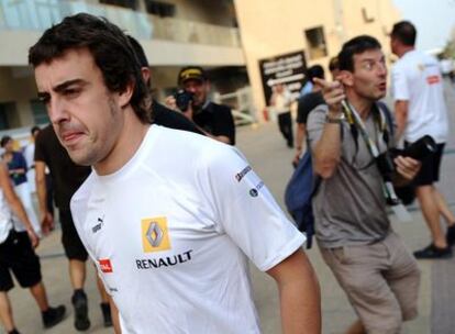 Alonso, en el <i>paddock</i> del circuito de Abu Dabi.