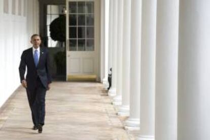 El presidente estadounidense, Barack Obama, camina este 28 de enero, por la Casa Blanca en Washington D.C. (EEUU).