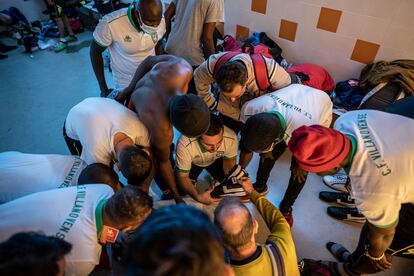 El equipo de refugiados del Centro de Acogida de Vallecas en el vestuario antes del partido de este sábado en Albacete.
