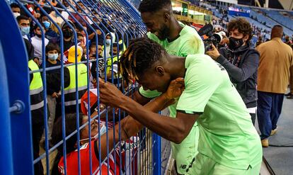 Nico e Iñaki festejan con su madre la victoria en la Supercopa ante el Atlético. ATHLETIC CLUB