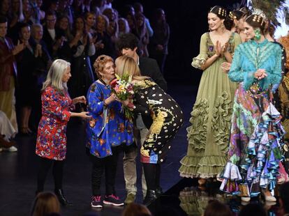 Homenaje a María Jiménez durante el Salón Internacional de Moda Flamenca, en Sevilla, el pasado jueves.