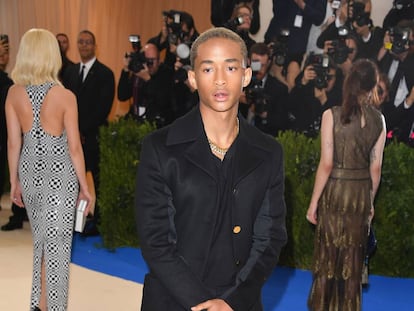 Jaden Smith rompió muchos esquemas en la gala MET, no solo por llevar sus rastas en la mano, sino por atreverse con los tacones.