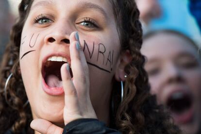 Una estudiante durante una manifestación de estudiantes por el control de armas frente al Capitolio en Washington (Estados Unidos).