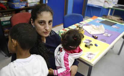 Aroa, joven madre con sus dos hijos, en al sede de Save The Children de Leganés (Madrid).