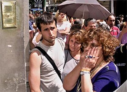 Un grupo de argetinos con antepasados españoles ante el consulado de españa en Buenos Aires.