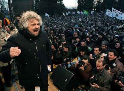 Beppe Grillo se dirige a los asistentes a una de las manifestaciones.