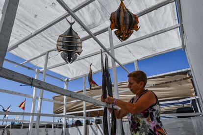 Puesto de venta de pescado seco, conocido en Ceuta como 'volaera'.