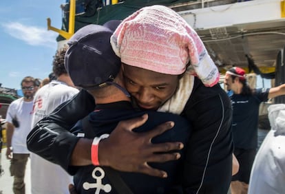 Uno de los rescatados por el 'Aquarius' tras desembarcar en el puerto de Valencia.