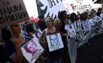 Manifestantes portan fotos de desaparecidos durante la dictadura.