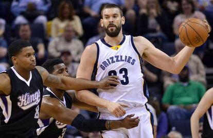 Rudy Gay trata de frenar a Pau Gasol.