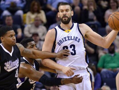 Rudy Gay trata de frenar a Pau Gasol.