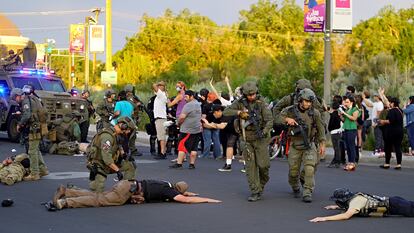 Polícia detém membros da suposta milícia após os disparos na manifestação de Albuquerque, no domingo.