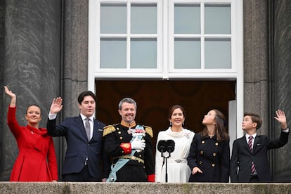 Los reyes Federico y María saludan desde el balcón del palacio de Christiansborg con sus hijos, los príncipes Isabel, Christian, Josefina y Vicente.