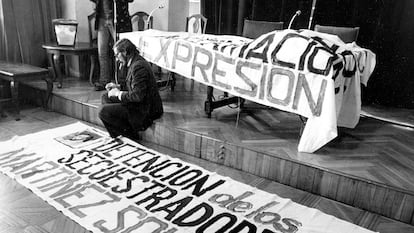Manifestación en Madrid en marzo de 1976 en la que 300 periodistas se solidarizaban con José Antonio Martínez Soler, secuestrado, torturado y amenazado de muerte si no abandonaba el país.