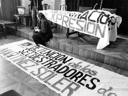 Manifestación en Madrid en marzo de 1976 en la que 300 periodistas se solidarizaban con José Antonio Martínez Soler, secuestrado, torturado y amenazado de muerte si no abandonaba el país.