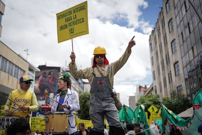 Asistentes a la marcha del primero de mayo, en Bogotá, en 2024.