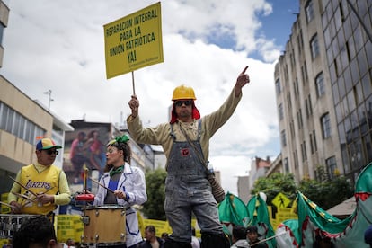 Miles de los manifestantes colombianos marcharon en apoyo al Gobierno de Petro, justo diez días después de las manifestaciones de la oposición del pasado 21 de mayo. 