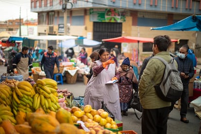 Caseras en un mercado de La Paz.
