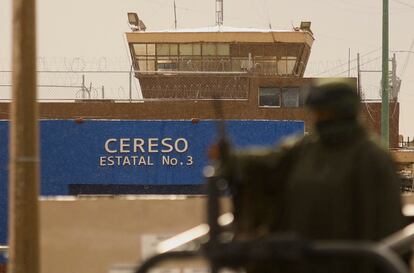 Un elemento del Ejército mexicano a las afueras del Cereso número 3 de Ciudad Juárez, este lunes.