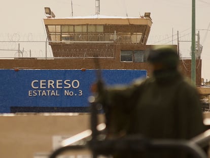 Un elemento del Ejército mexicano a las afueras del Cereso número 3 de Ciudad Juárez, este lunes.