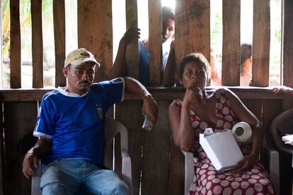 Laka Tabila, en La Mosquitia (Honduras). La vacunación está integrada en el paquete comunitario básico de salud. Una vez que los enfermeros llegan a la comunidad, se reúnen para hablar con las familias (hombres, mujeres y niños) en la escuela o en algún otro espacio que les presten; una charla en miskito sobre temas de salud, unas cuantas risas y chascarrillos para ganarse al público, vacunas para los niños, según su calendario, solución clorada para las madres (luego, con una gota o dos pueden potabilizar un litro de agua), distribución de medicamentos para prevenir y tratar las parasitosis intestinales, y reparto de condones (se los quitan de las manos).