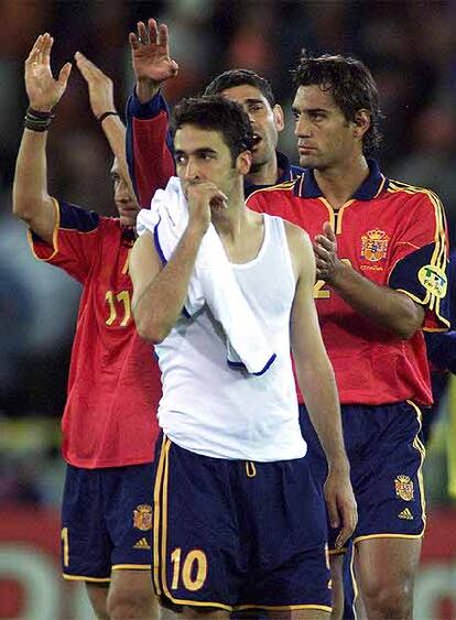 La imagen habla por sí sola. Raúl, abatido, tras haber perdido en cuartos de final de la Eurocopa del 2000, frente a Francia (2-1). En el último minuto de partido, el delantero tomó la responsabilidad de lanzar un penalti que, en caso de marcarlo, le daría a España el empate y la consiguiente prórroga. Pero Raúl falló, y la maldición de cuartos se repitió una vez más. Fue uno de los peores momentos en la carrera del futbolista.